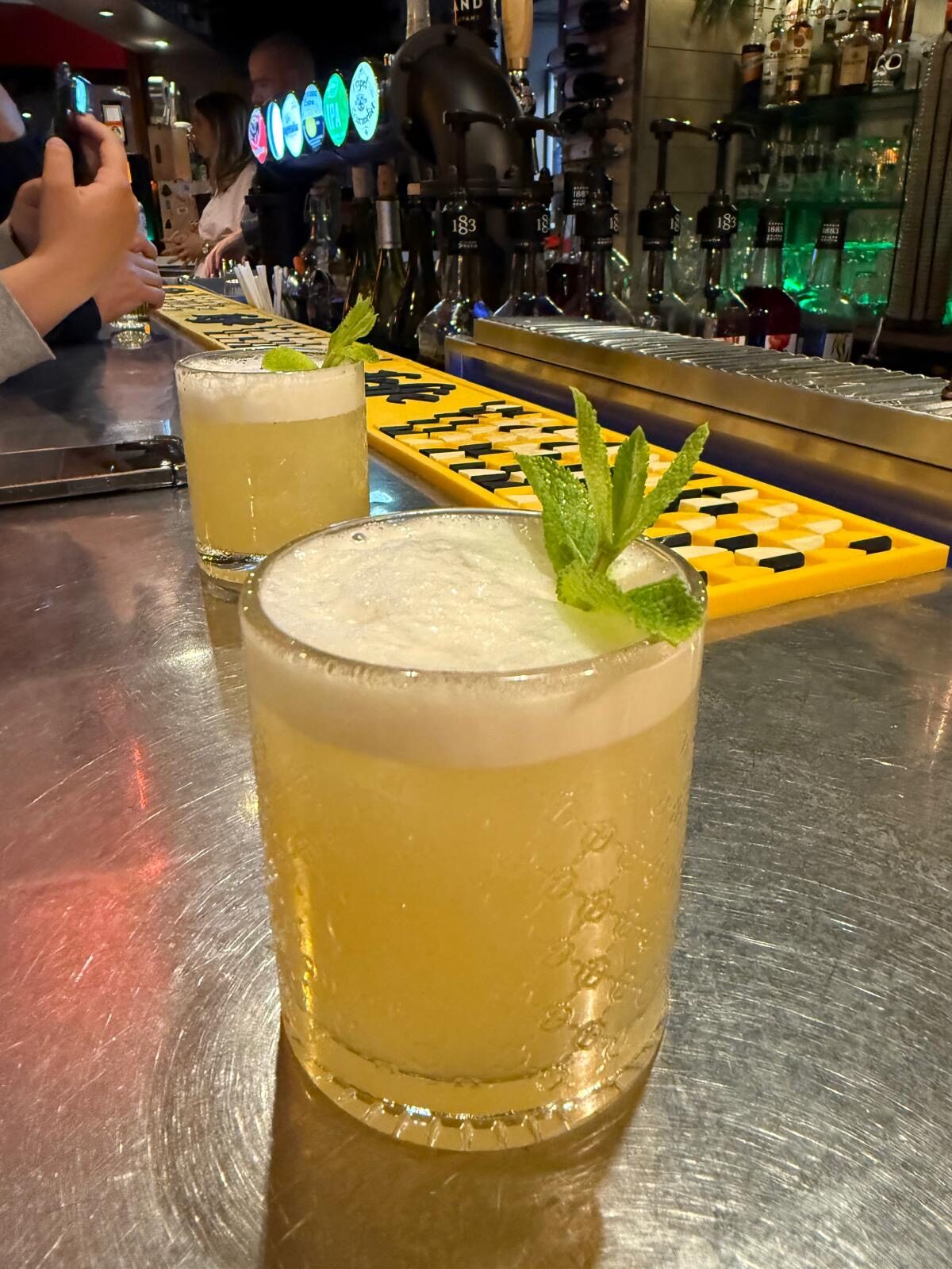 Deux cocktails maison au comptoir, dans la chaleur du bar de l’auberge
